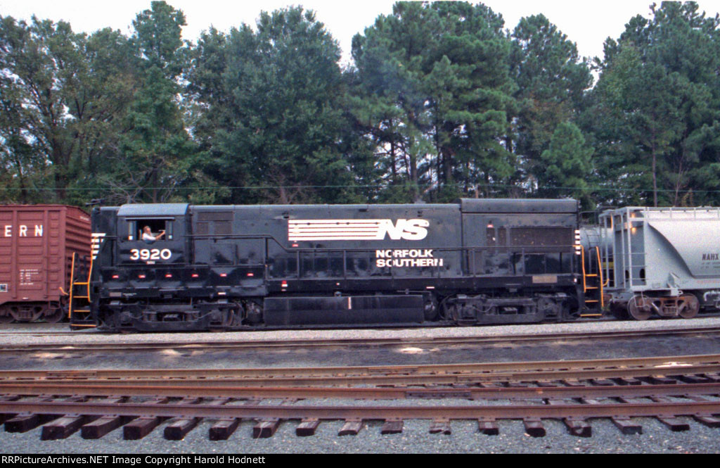 NS 3920 is shoving cars in the yard